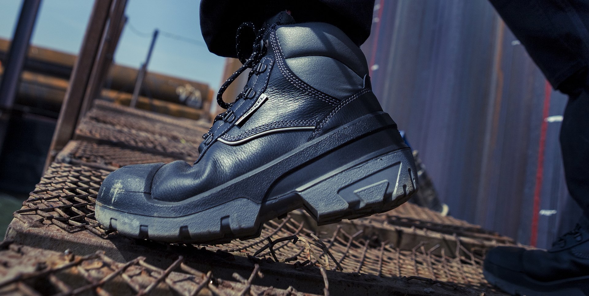 Chaussures de sécurité XXL PRO en extérieur sur chantier 