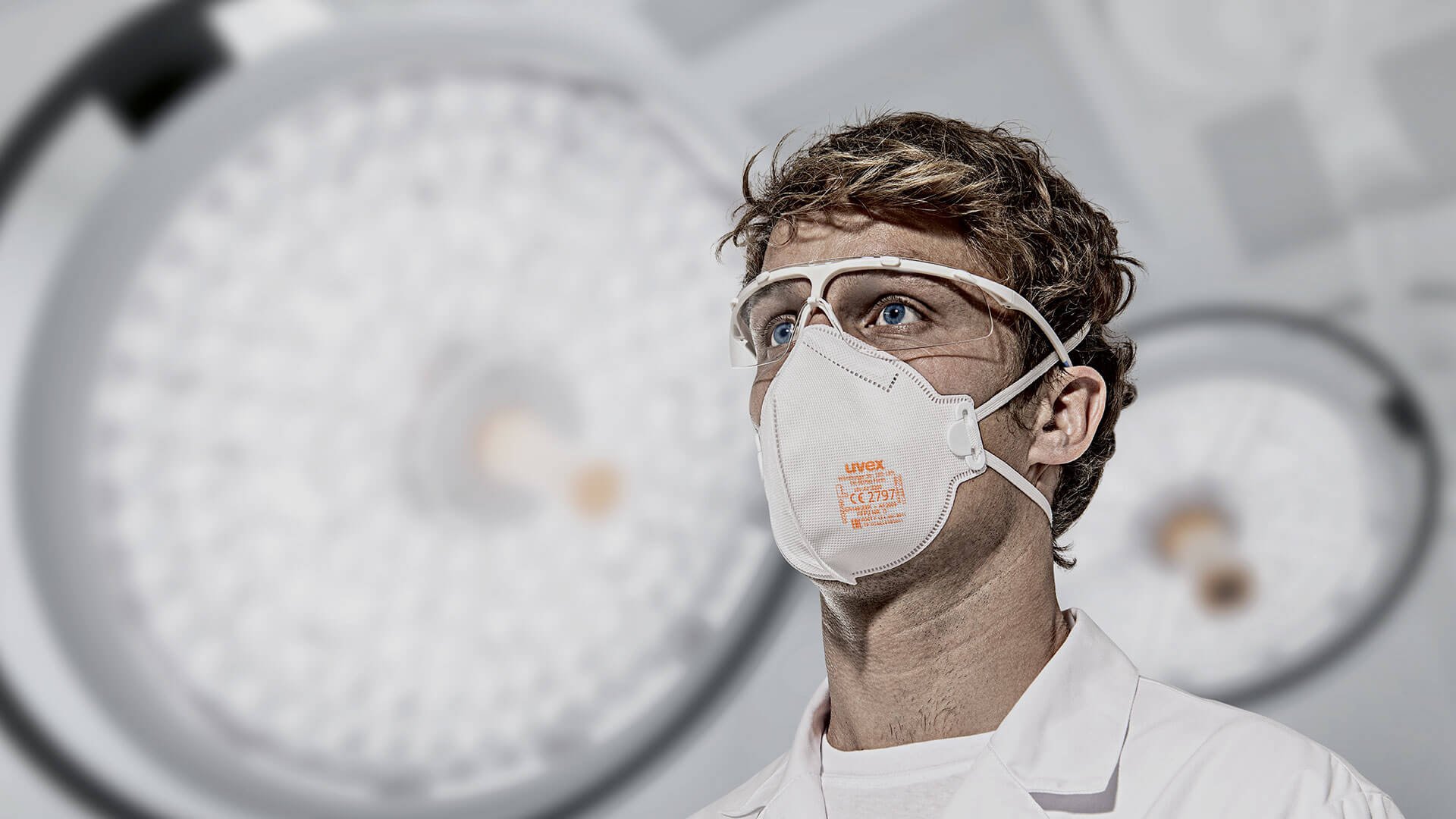 Health Care Mitarbeiter mit uvex Atemschutzmaske