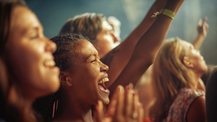 Eventteilnehmer mit uvex Gehörschutzstöpseln