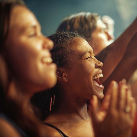 Konzertteilnehmer mit uvex Gehörschutzstöpsel