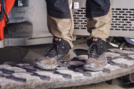 [Translate to French:] SUXXEED OFFROAD 2.0 BROWN HIGH ESD high-cut safety shoes