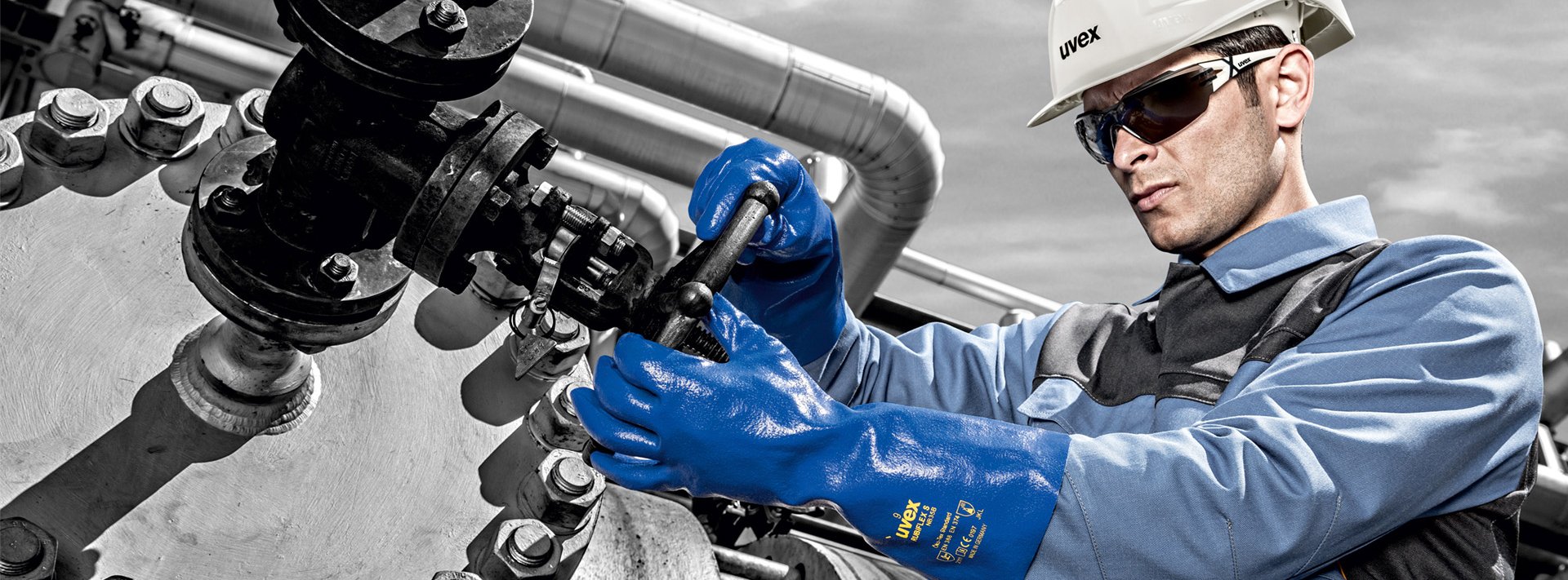 Travailleur avec équipement de protection uvex, y compris des gants de protection chimique