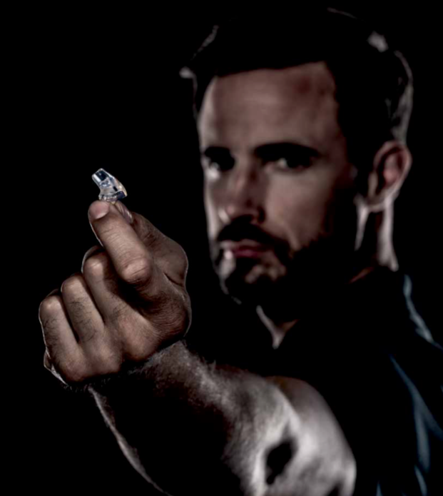 Mann mit Otoplastik in der Hand