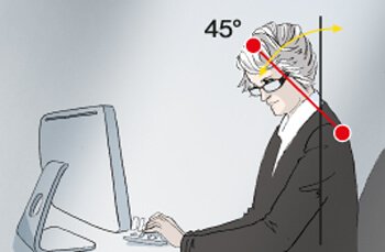 Frau mit Lesebrille sitzt mit 45 Grad Kopfneigung vor einem Computer