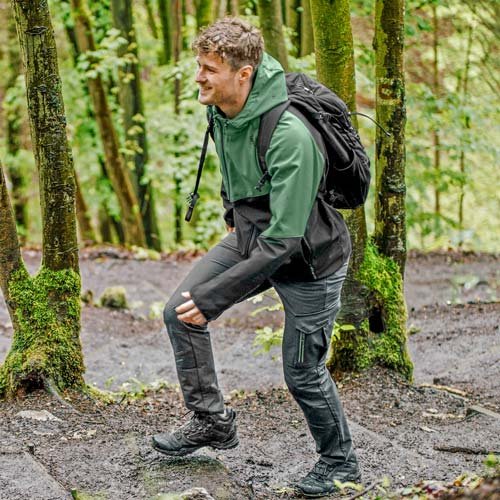 Wasserabweisende und atmungsaktive Softshelljacke für Outdooraktivitäten