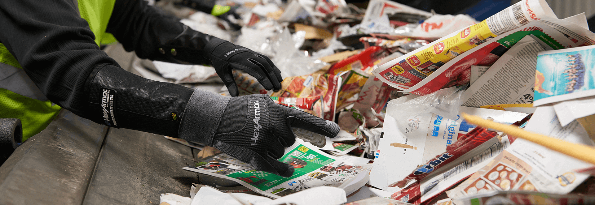 Travailleur dans un centre de tri portant des gants HexArmor HexBlue 2139