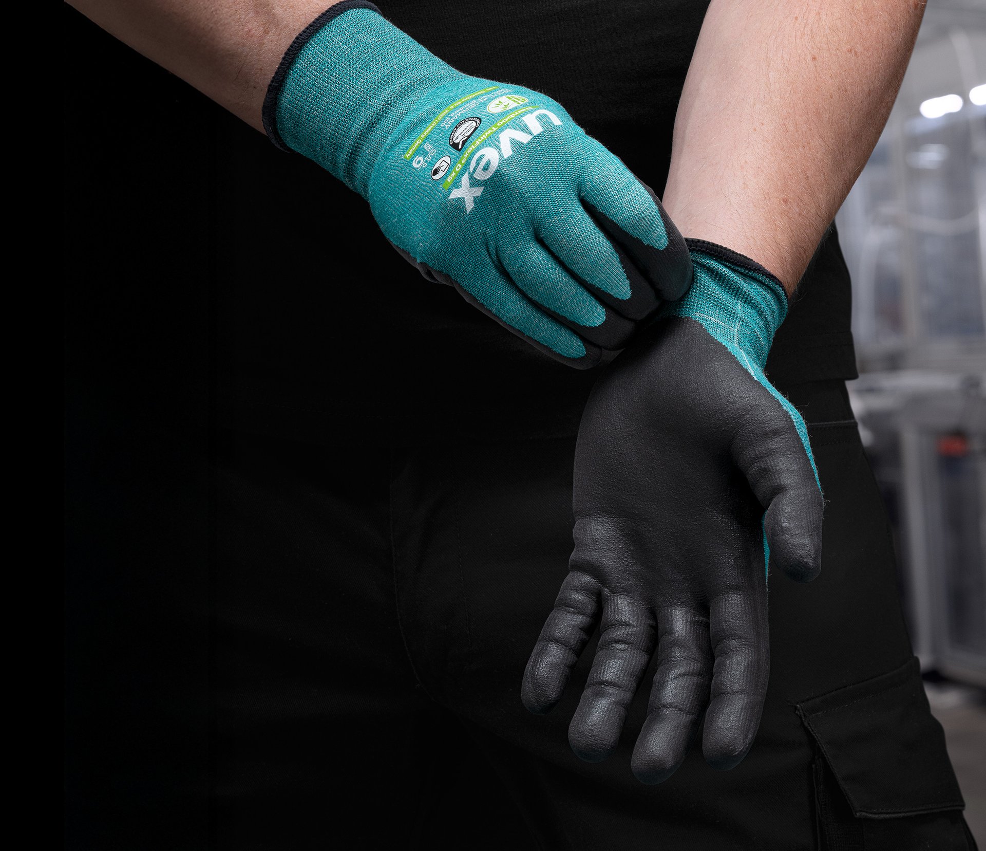 Adaptable cut protection gloves thanks to uvex 3D ErgoFlex technology