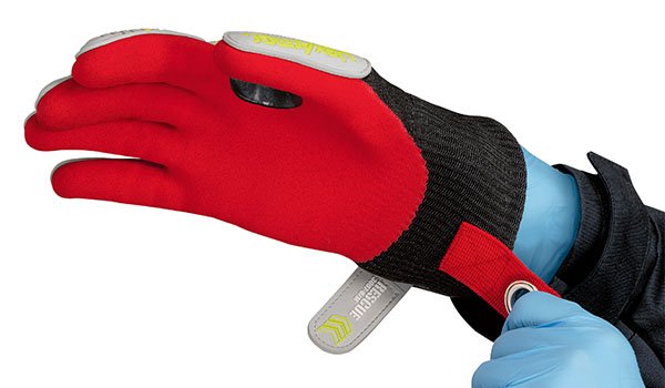 [Translate to French:] Protective glove can be combined with disposable gloves for fire brigade use