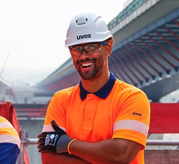 Expert de construction avec casque de sécurité uvex