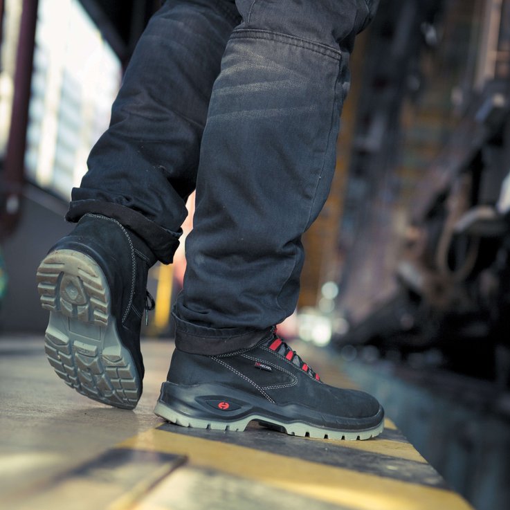 Chaussures de sécurité Heckel portées sur une plateforme logistique