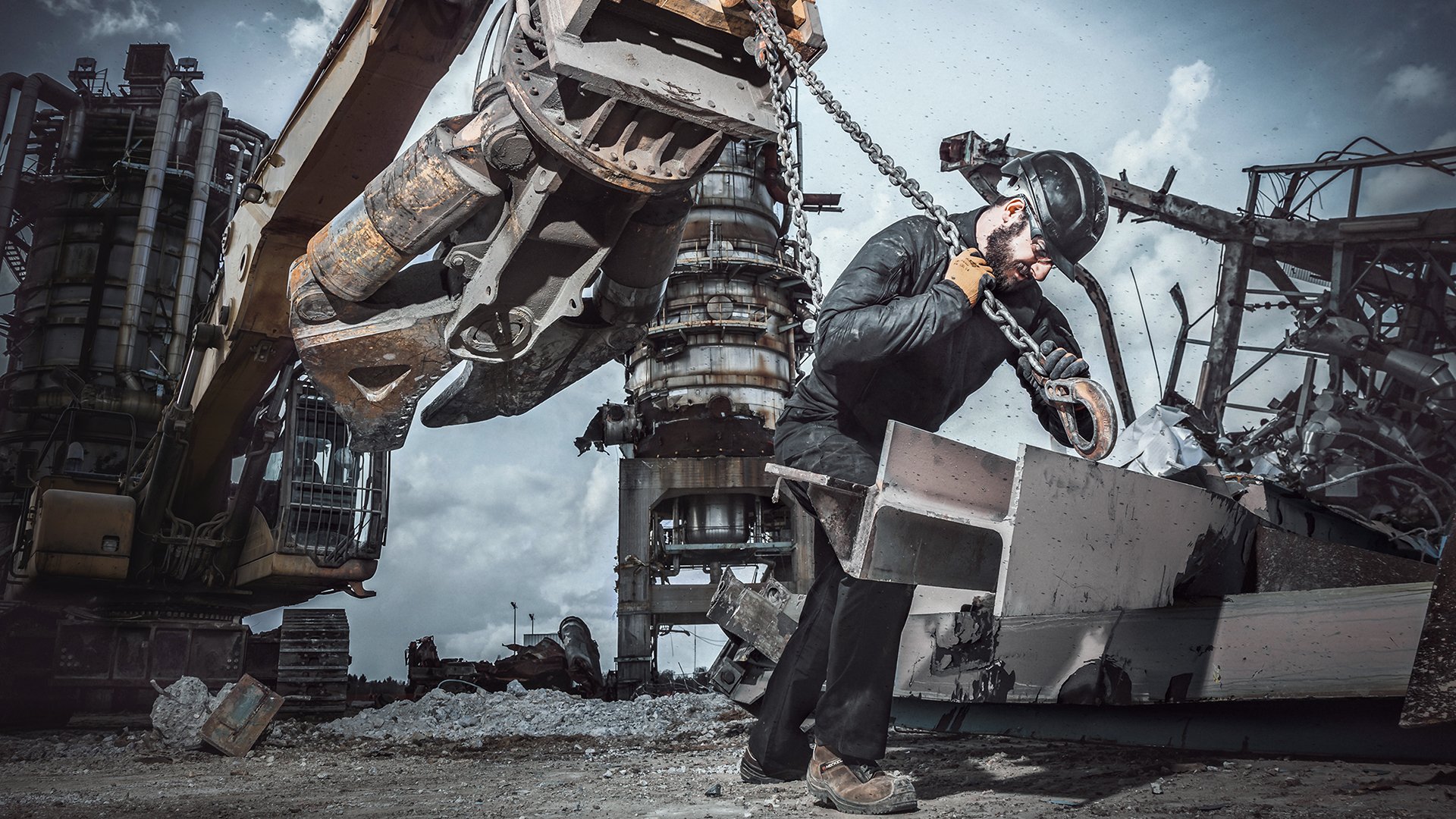 Personne travaillant sur un chantier équipé des chaussures de sécurité SUXXEED OFFROAD