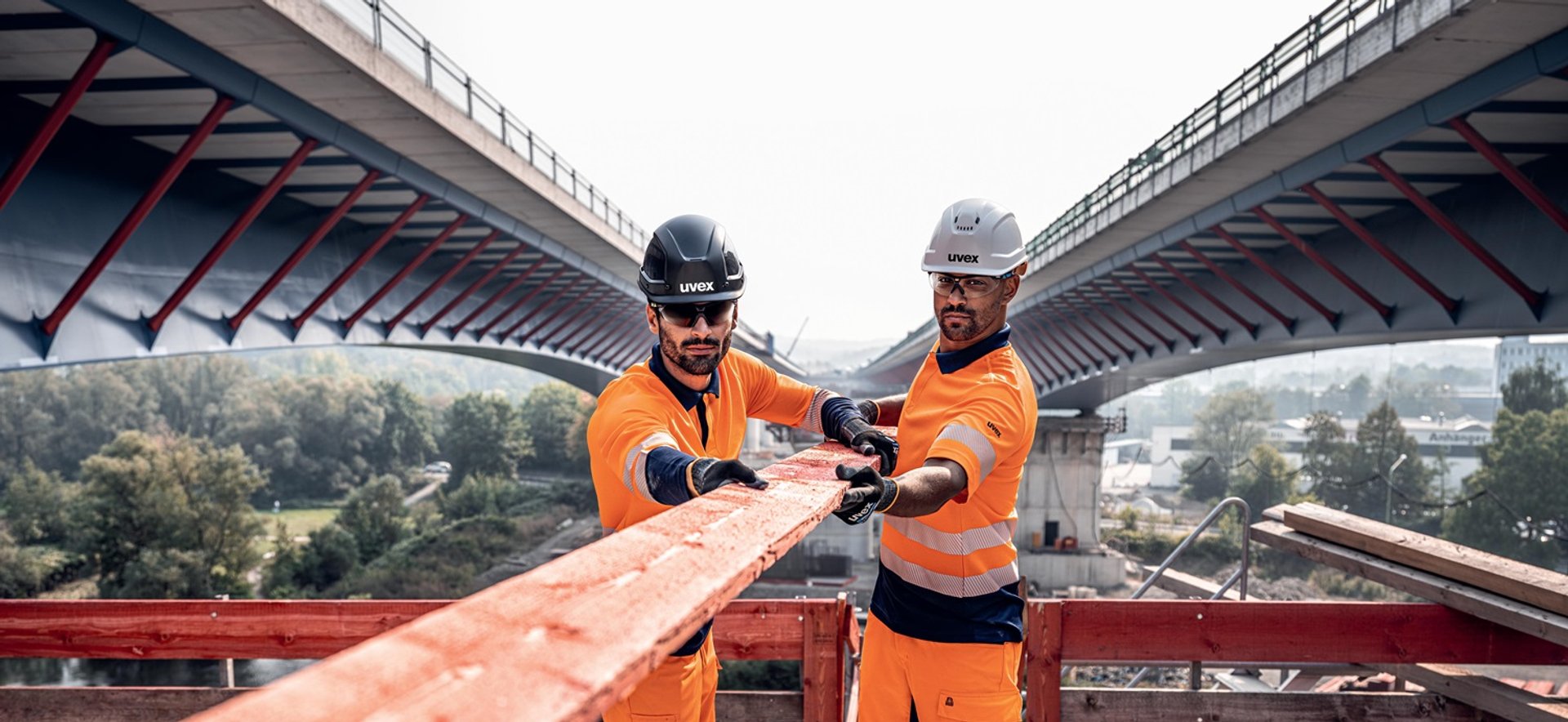 Bauarbeiter in uvex Schutzausrüstung