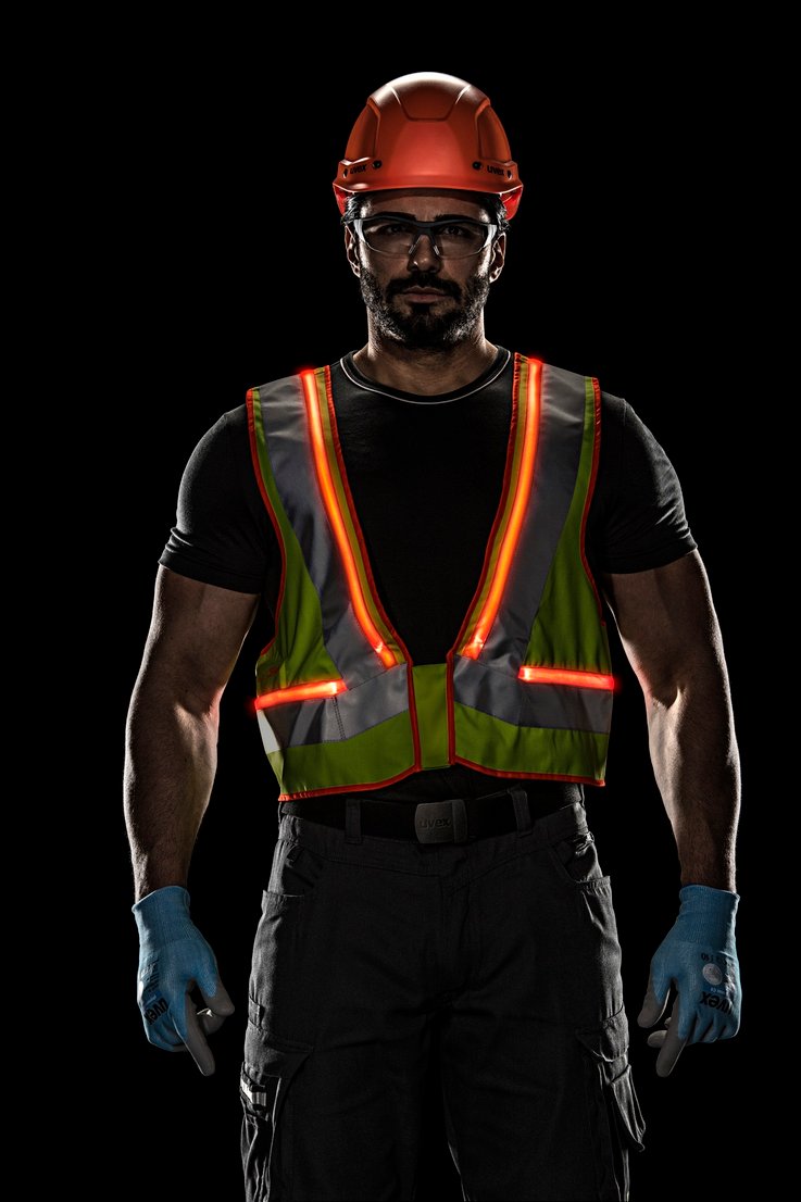 Everbody looks good in this: uvex active lighting vests