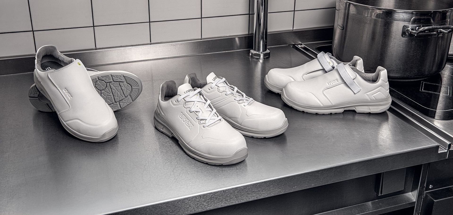 białe obuwie ochronne na metalowej półce