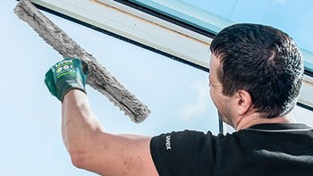Scheibenreiniger mit uvex Schutzhandschuhen