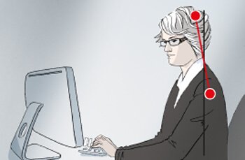 Frau mit Bildschirmbrille sitzt mit entspannter Körperhaltung vor einem Computer
