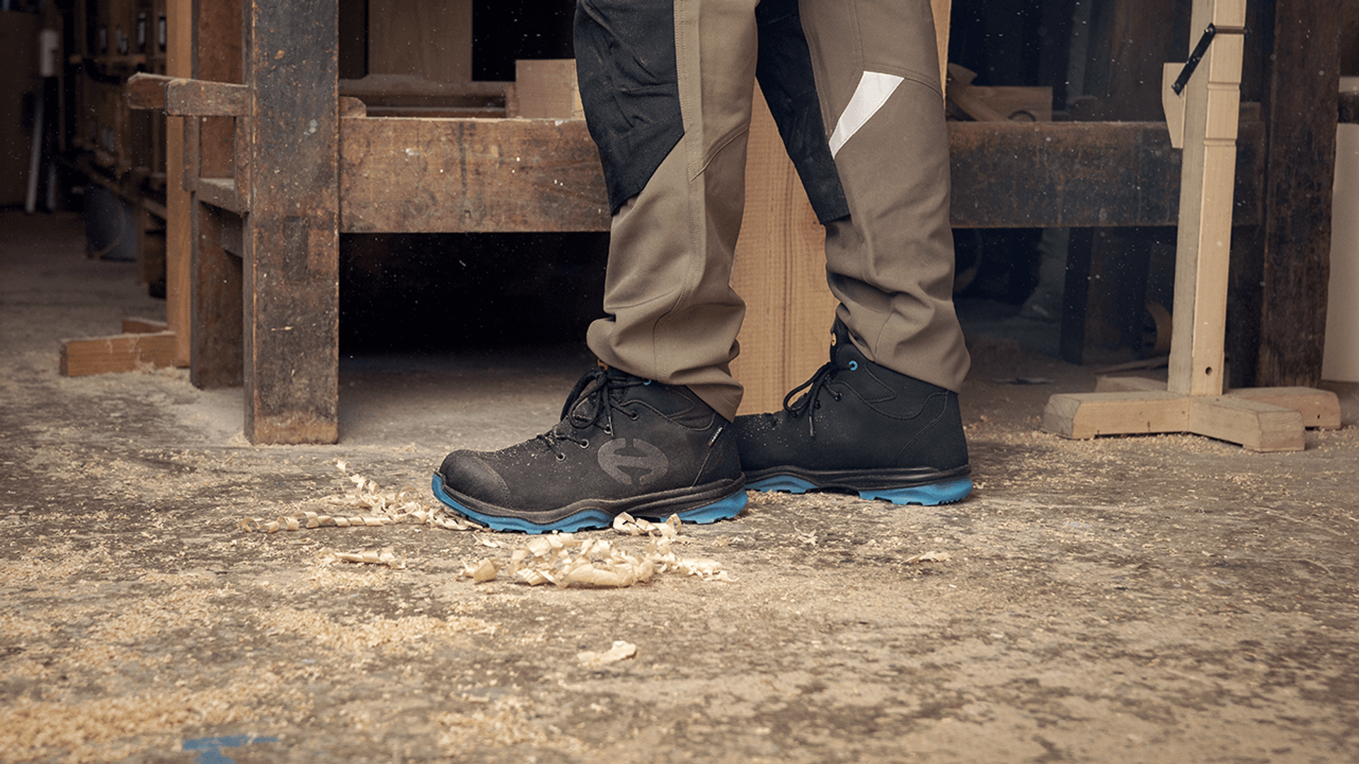 Menuisier dans un atelier portant des baskets de sécurité Heckel