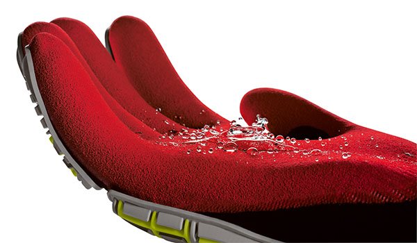 Schutzhandschuh mit Schnittschutz dank doppelter Nitrilbeschichtung