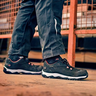 Chaussures de sécurité MS 300 LOW avec la technologie MACFOAM, dans une zone de travail