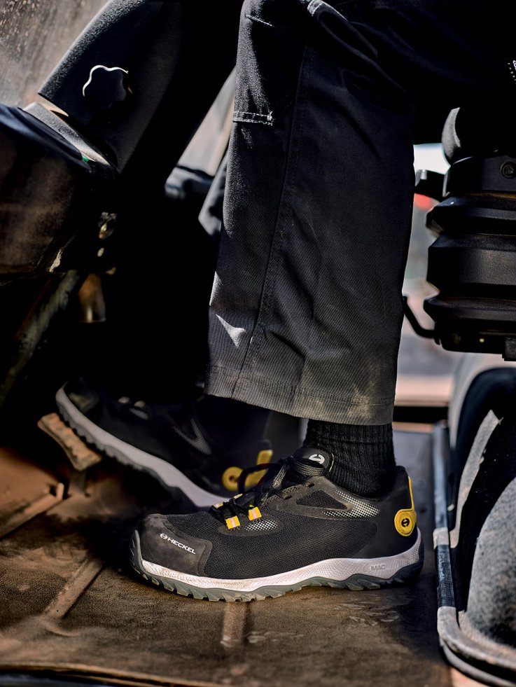 Chaussures de sécurité Heckel portées dans un chariot élévateur