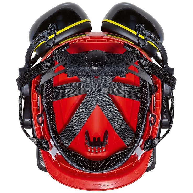 widok więźby w kasku ochronnym dla pilarzy