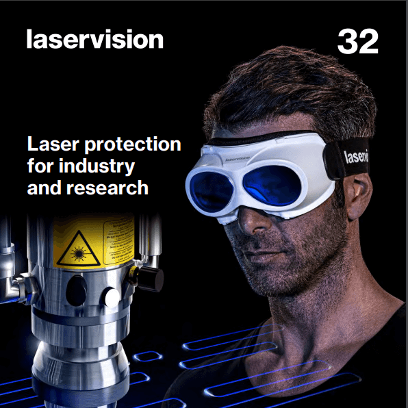 Homme portant des lunettes de protection laser