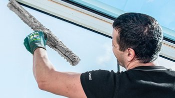 Nettoyeur de vitres avec gants de protection uvex