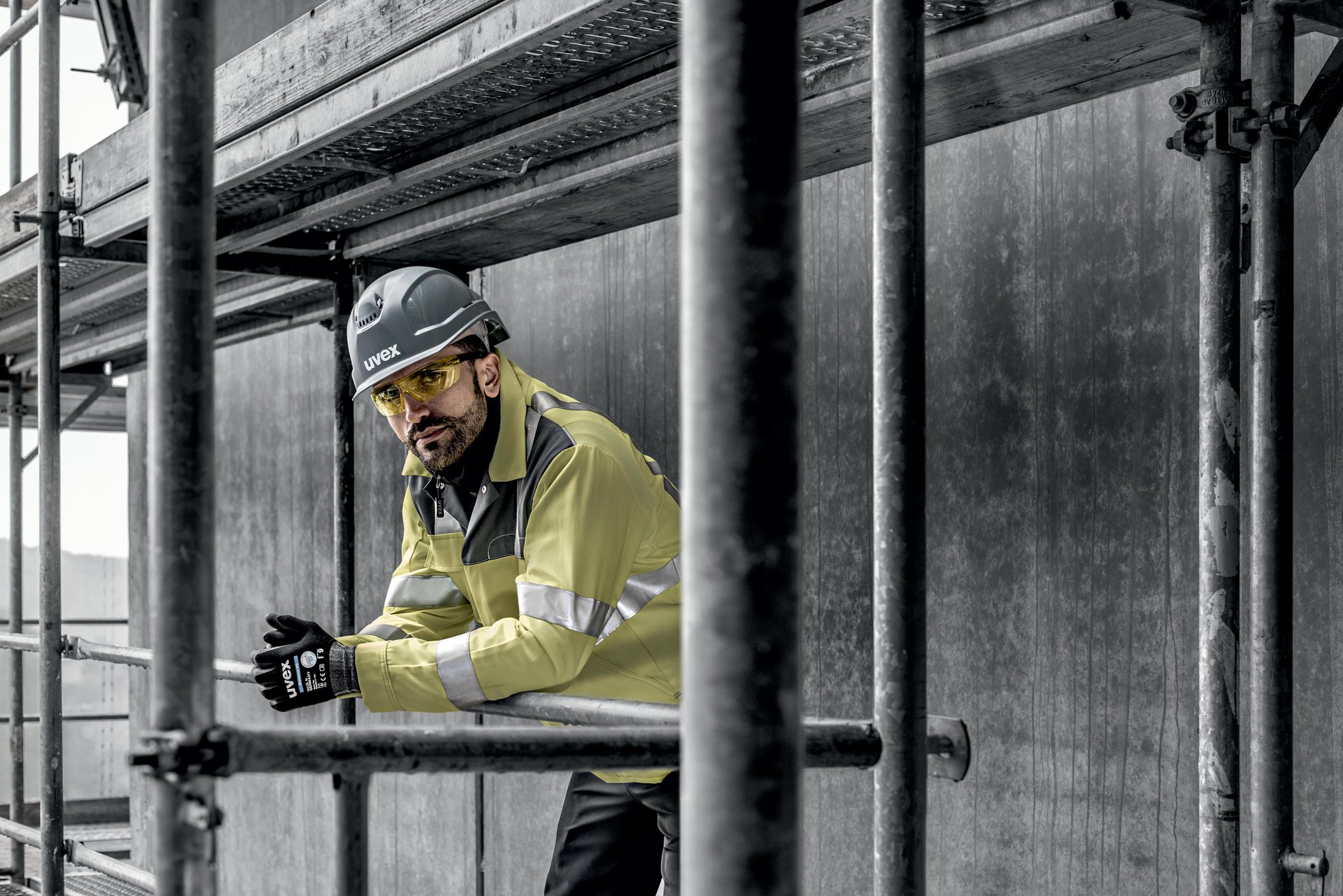 Travailleurs avec équipement de protection uvex