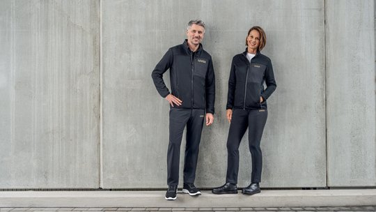 Photo en situation vestes SoftShell pour homme et femme uvex corporate 26 (N° d'article 70706 et 70707)