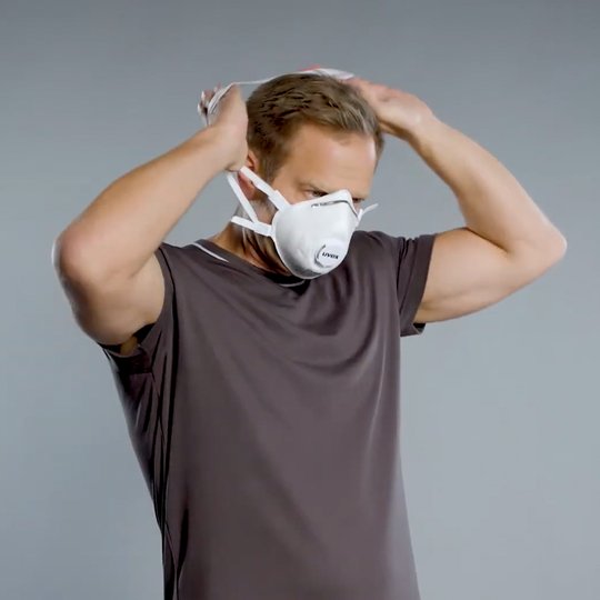 [Translate to French:] Step 1: Put on uvex respiratory mask