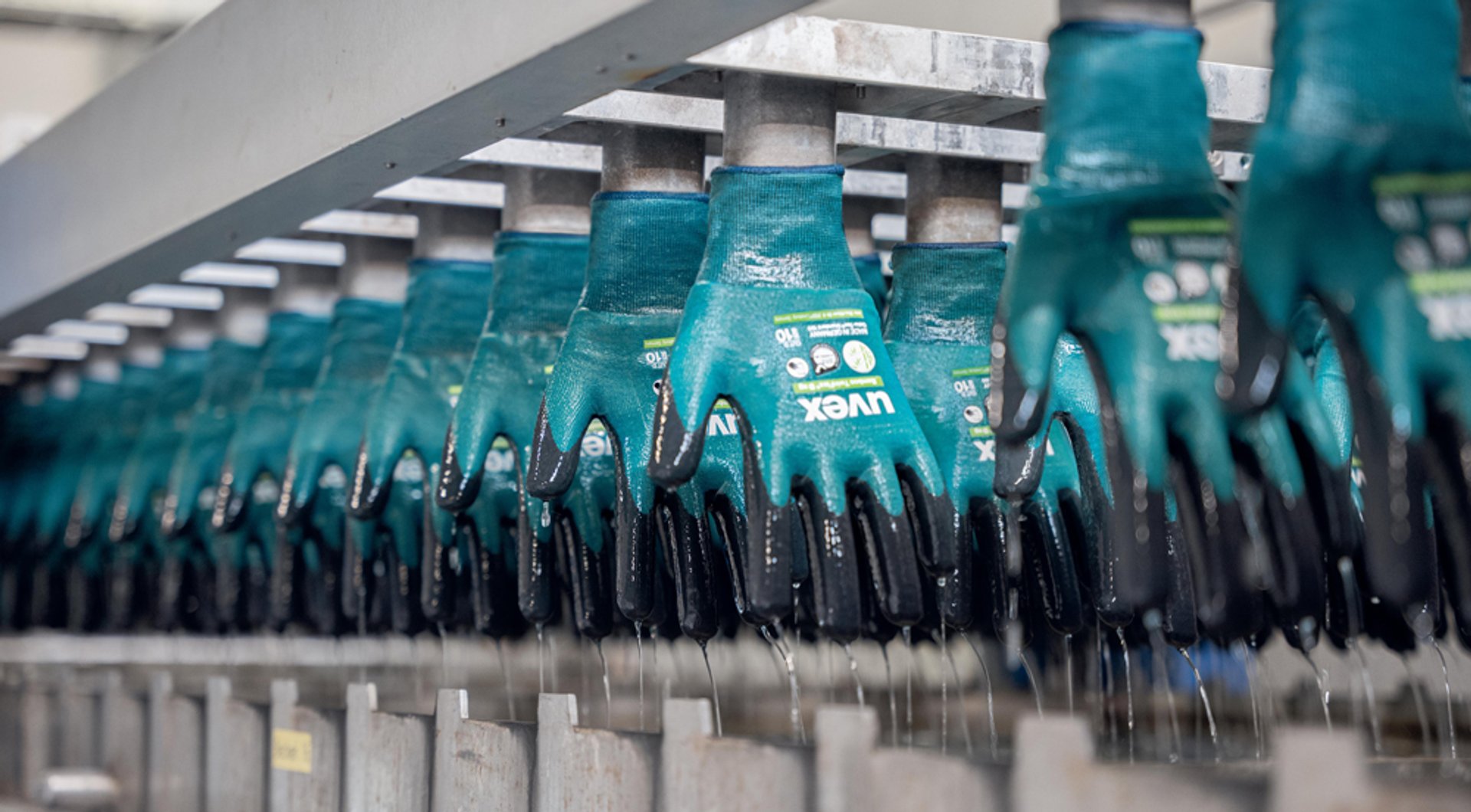 Application of safety glove coating in the uvex inhouse production