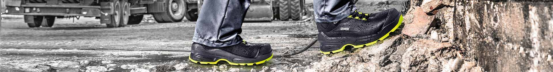 Safety footwear for working in construction