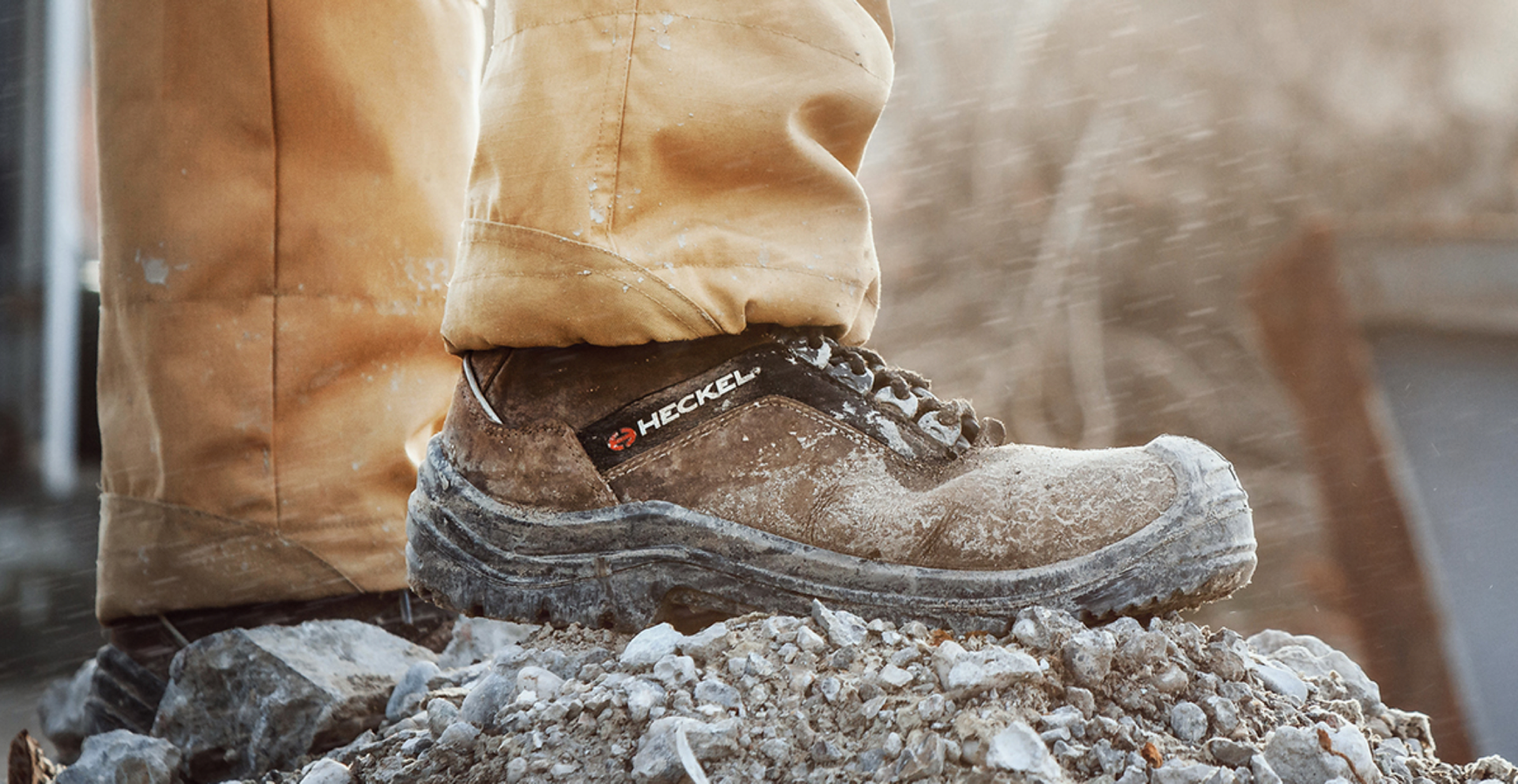 Chaussures de sécurité SUXXEED OFFROAD marron sur du gravier dans un chantier